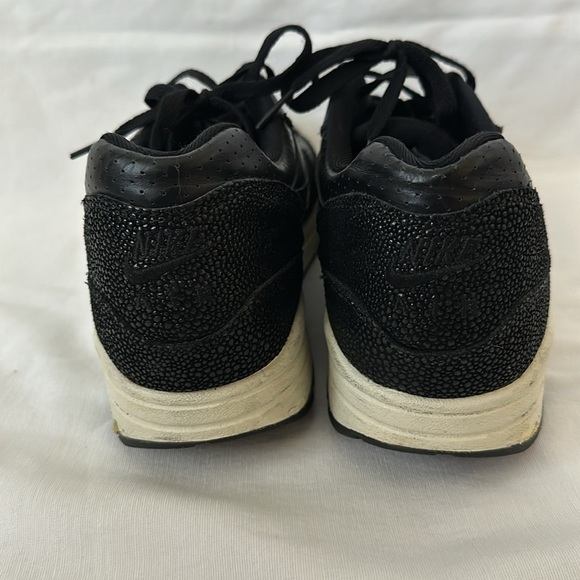 Men’s Black Nike Sneakers - Picture 3 of 4